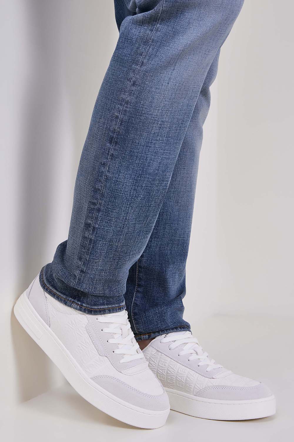 תמונת כל הלוק של נעלי סניקרס